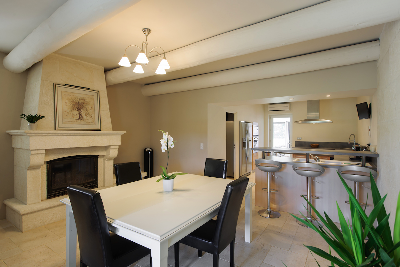 Salle à manger avec cheminée en pierre